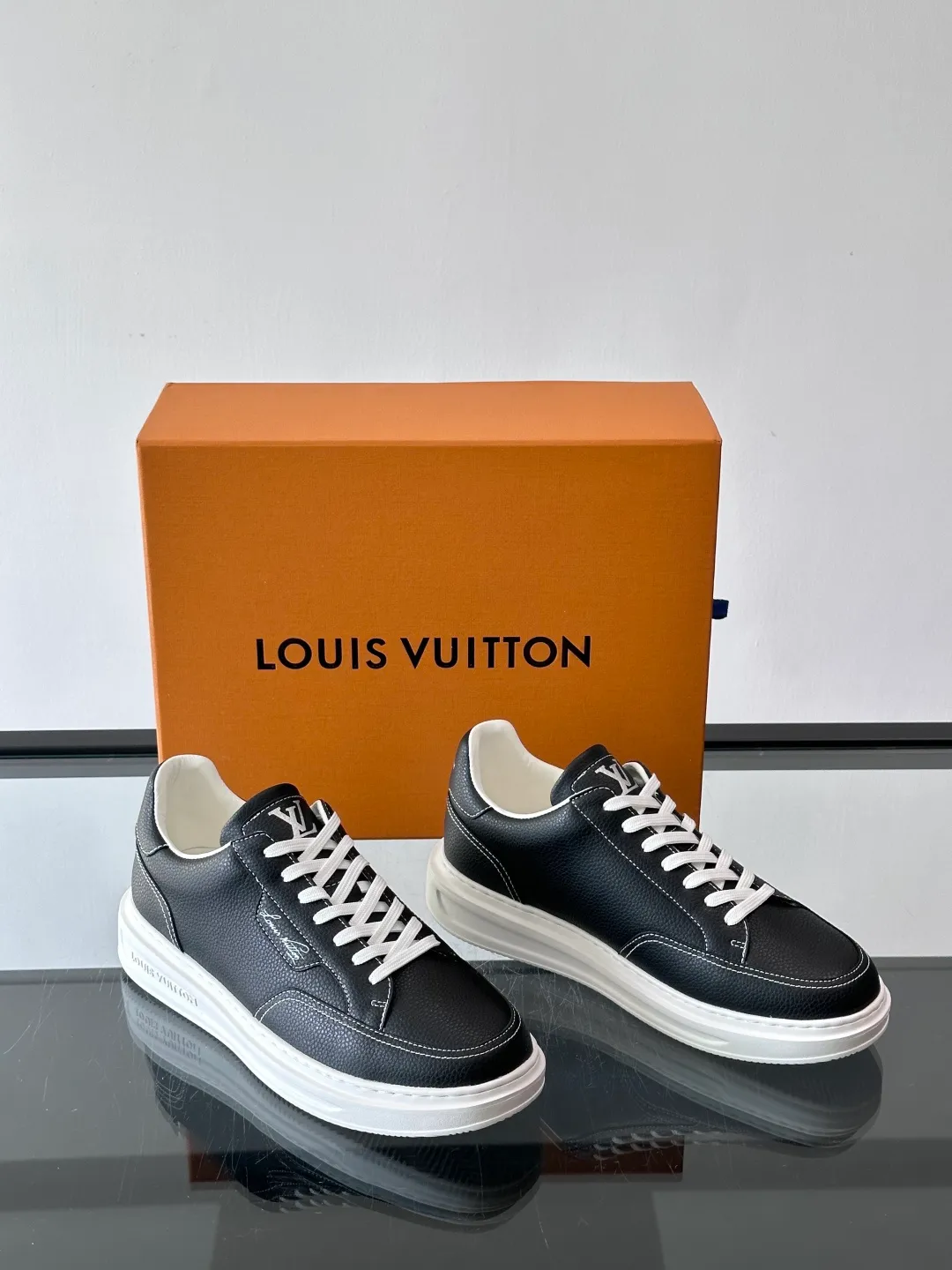Men's men's shoes 💰p380 "＊OUIS ＊UITTO＊" casual sneakers, made of high-quality cowhide grain leather, with black laces, simple and high-end! LV Logo + classic Monogram lines on the side of the shoe, full of details✨. The rubber soles are wear-resistant and have strong traction, making them suitable for daily commuting and leisure. The shoe last fits the shape of the foot, making it comfortable to wear and not tiring after long walks. It is extremely versatile and can be easily worn with jeans or casual pants. It is a must-have item for men's fashion! 🖤 ​​size：38-44